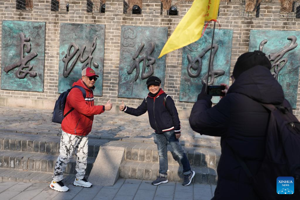 Elderly tourists from Hong Kong arrive in Beijing 中安新闻 中安新闻客户端 中安在线