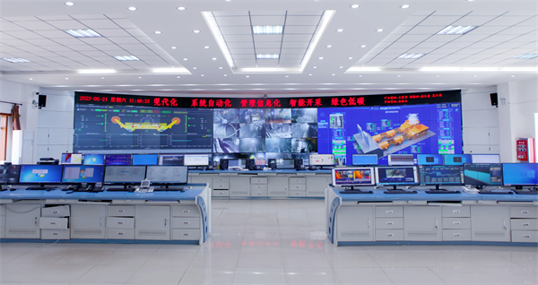 图为该矿调度指挥中心.jpg