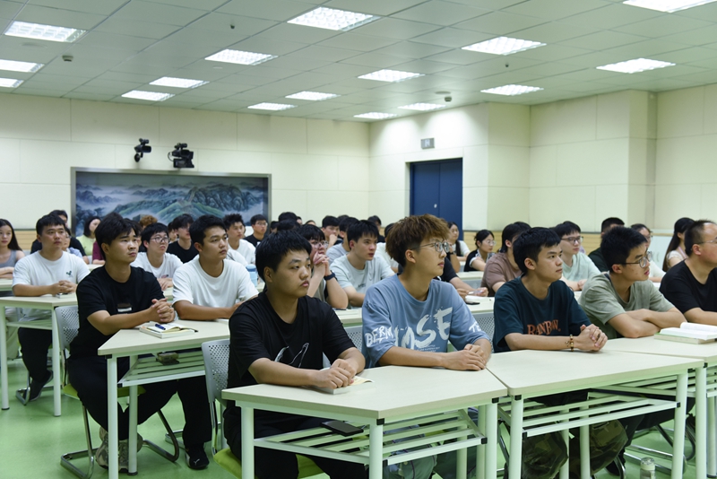 3 学生听课.jpg 3 学生听课.jpg