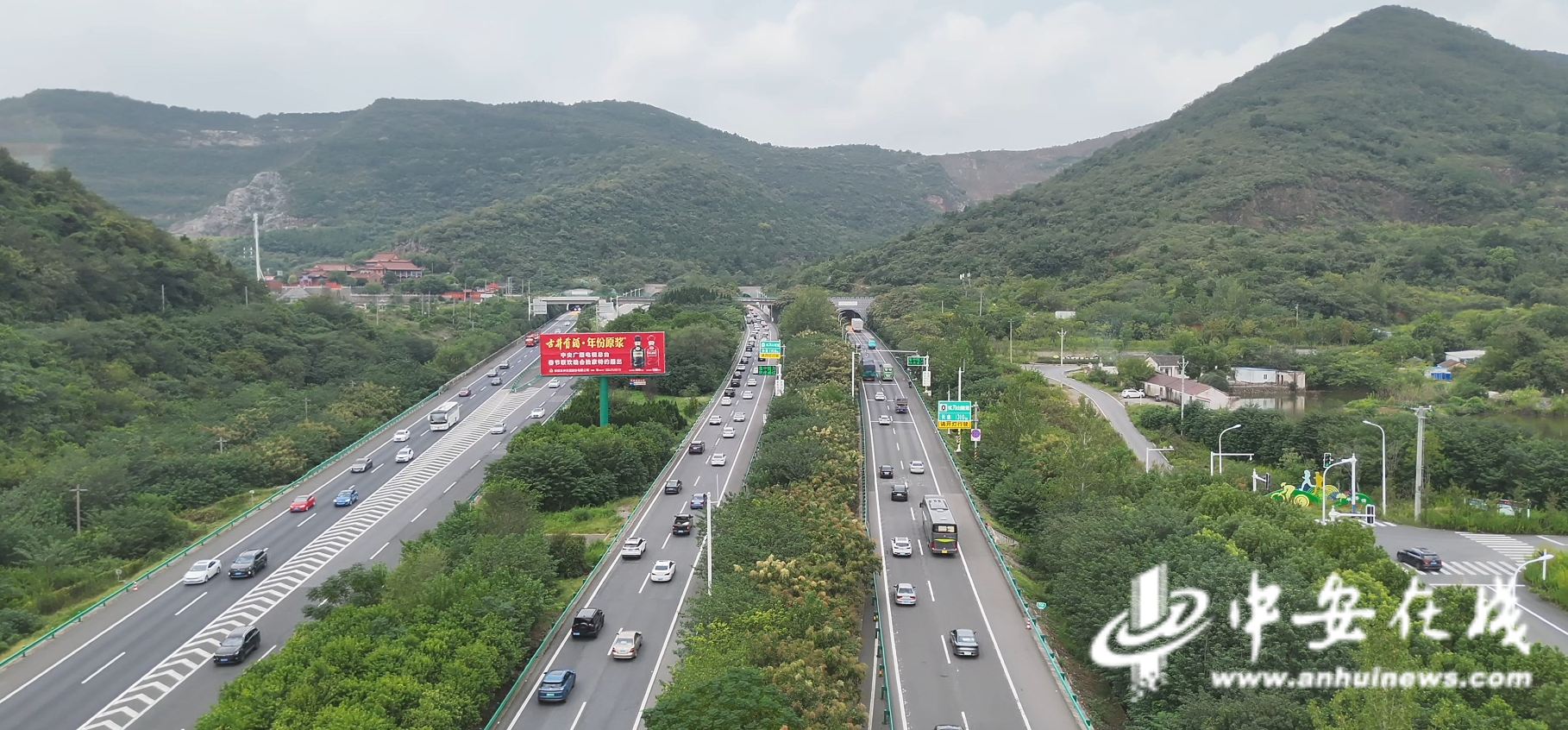 国庆首日,芜合高速试刀山隧道路段双向车流平稳。.png 国庆首日,芜合高速试刀山隧道路段双向车流平稳。.png