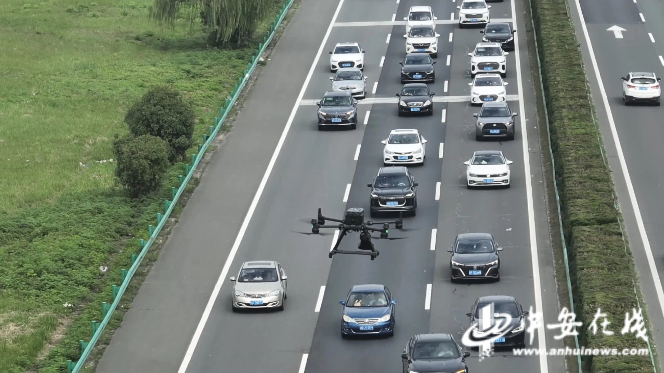 10月1日,交通管理支队高速三大队民警利用无人机对辖区高速主线路段开展路况巡查和违法查纠。.jpg 10月1日,交通管理支队高速三大队民警利用无人机对辖区高速主线路段开展路况巡查和违法查纠。.jpg