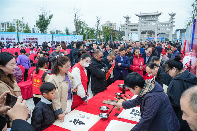4.千秋公益集市攤位 應(yīng)長(zhǎng)富 攝(1).JPG