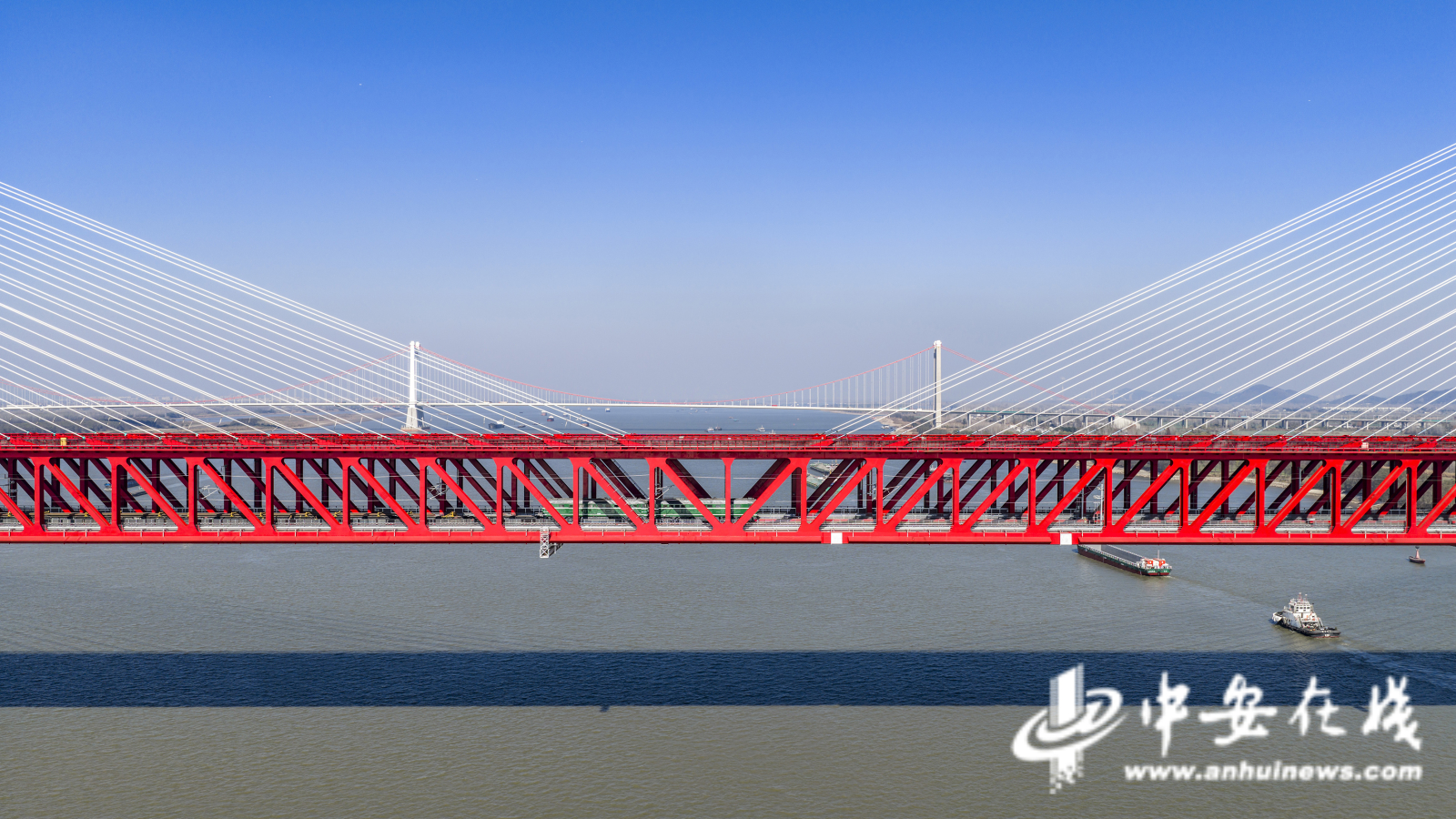 五百米“钢铁长虹”飞渡长江