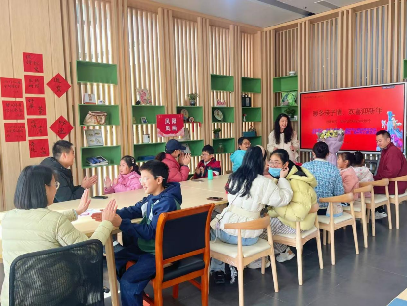 “暖冬亲子情，欢喜迎新年”一小时亲子心理活动课现场照片.png