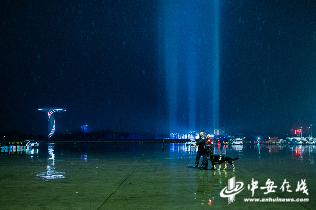 除夕夜,合肥市公安局民警在合肥骆岗公园内执勤,守护春晚合肥分会场精彩顺利呈现。宋军摄.jpg