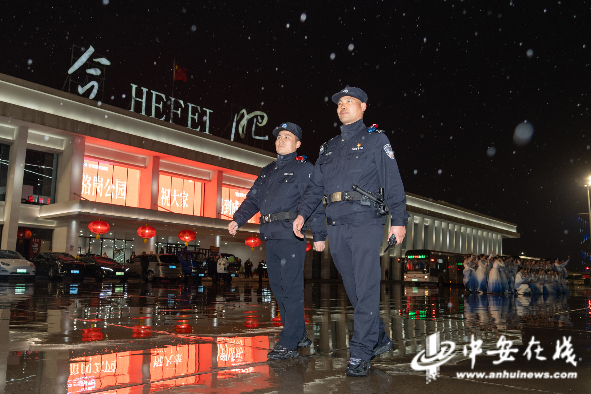 除夕夜,合肥市公安局民警在合肥骆岗公园内执勤,守护春晚合肥分会场精彩顺利呈现。胡永钜摄.jpg