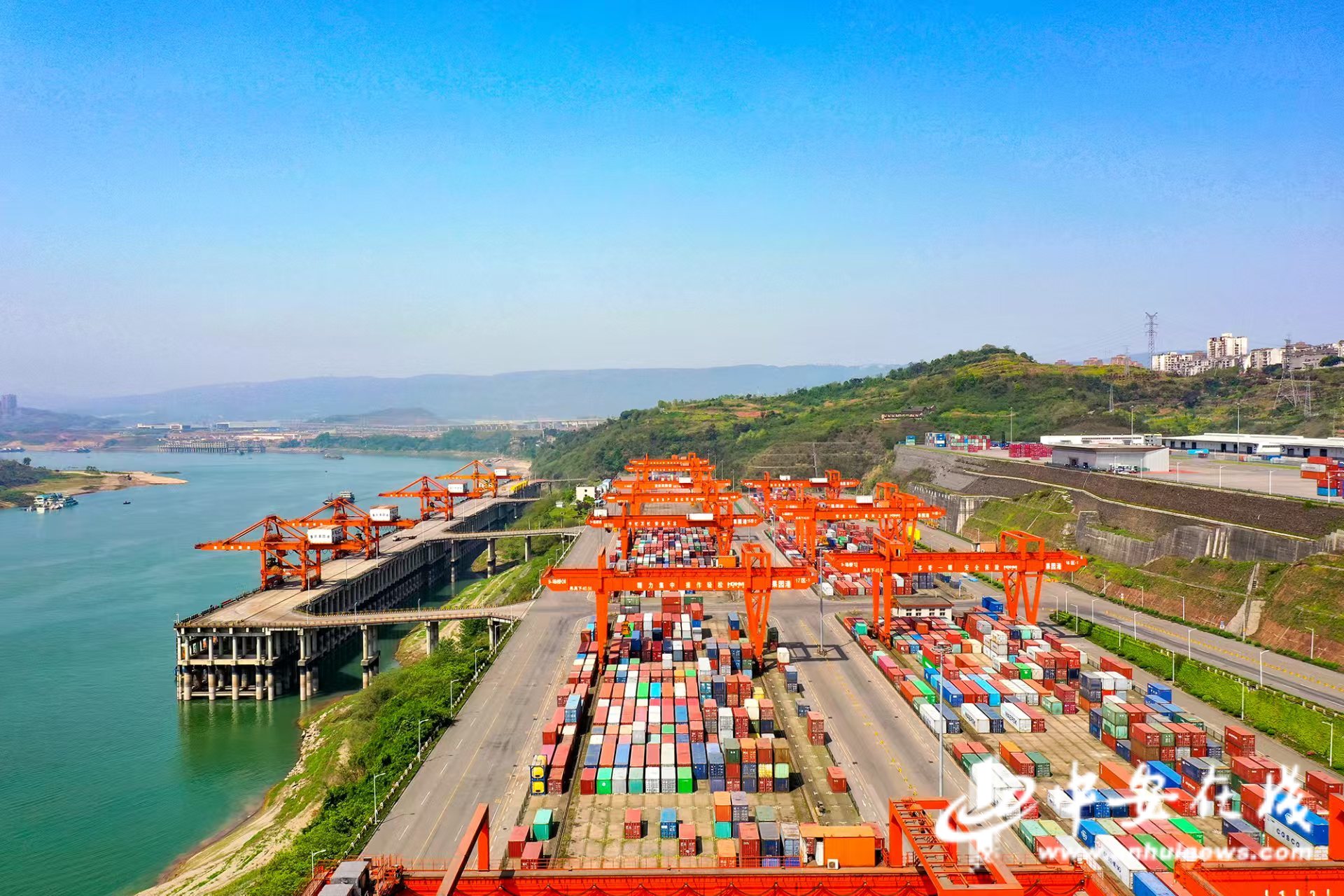 两江新区果园港。第1眼TV-华龙网记者 李文科 摄.jpg