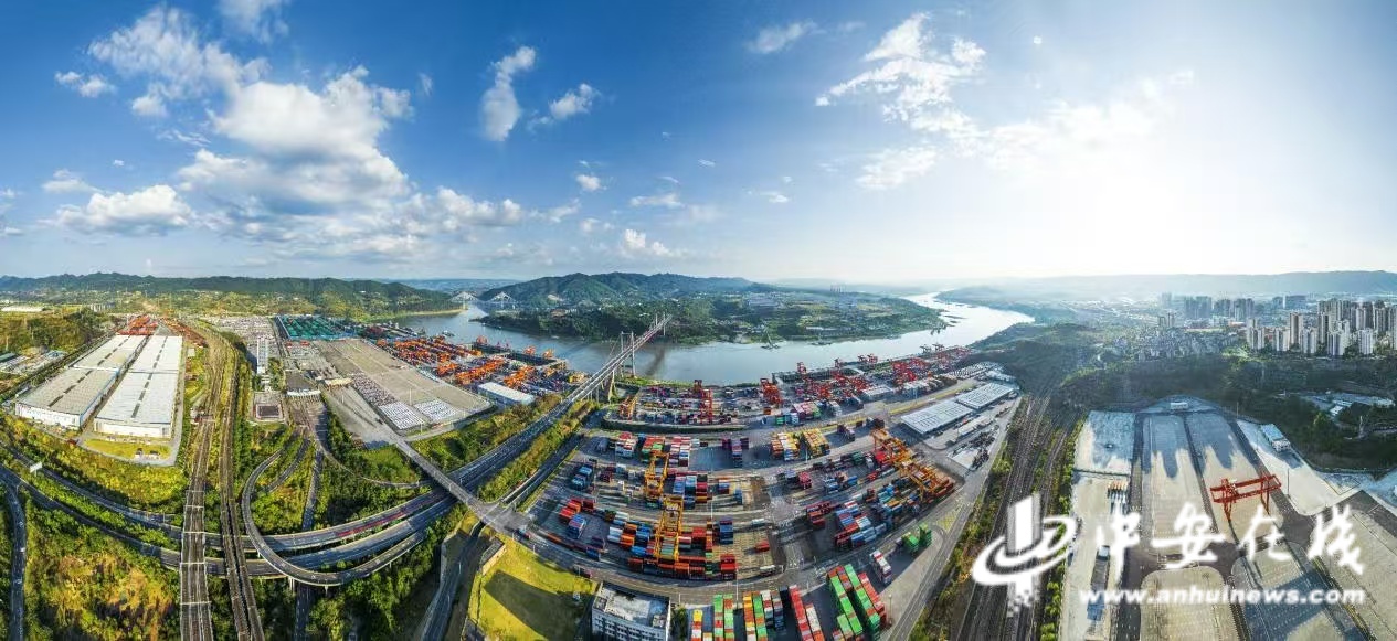 鸟瞰两江新区果园港。唐安冰 摄.jpg