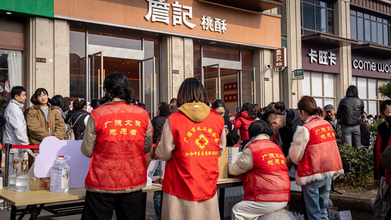 志愿者提供服务保障 段勇摄.jpg