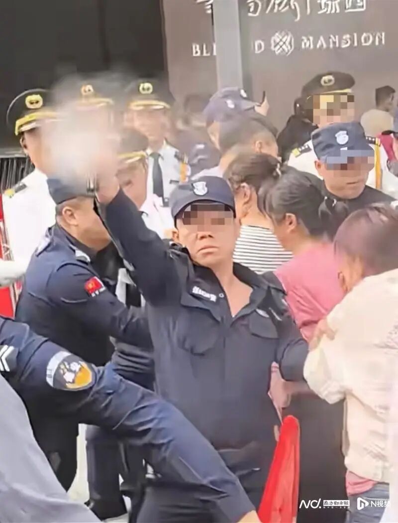 人气超预期!深圳一楼盘遭哄抢,保安向人群喷辣椒水;许多中介帮客户通宵排队抢房;开发商:兼职保安私自携带辣椒水并使用,已严肃处理_中安新闻_中安 ...