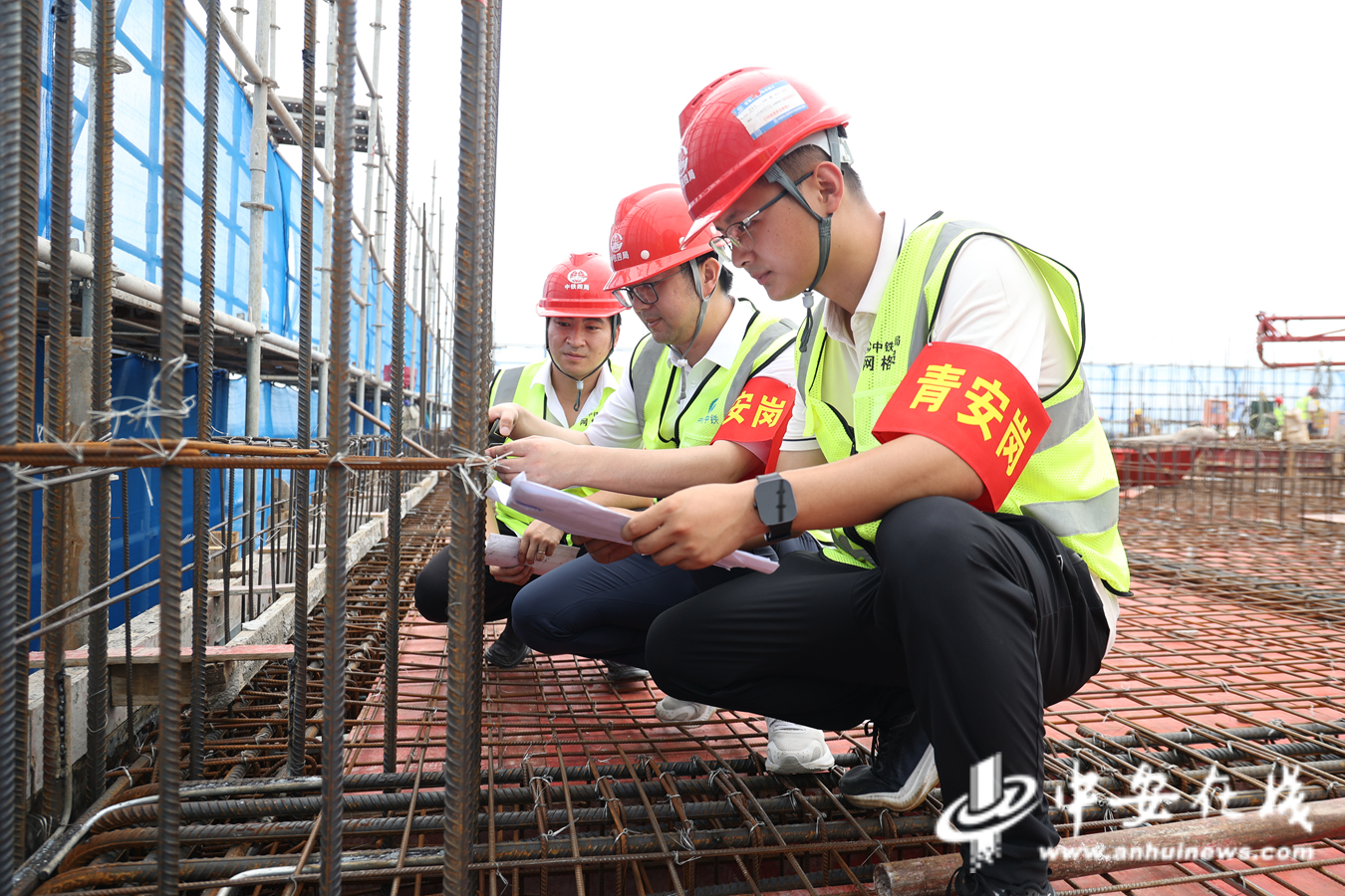 对屋面顶梁板钢筋及水电预埋进行自检验收.jpg
