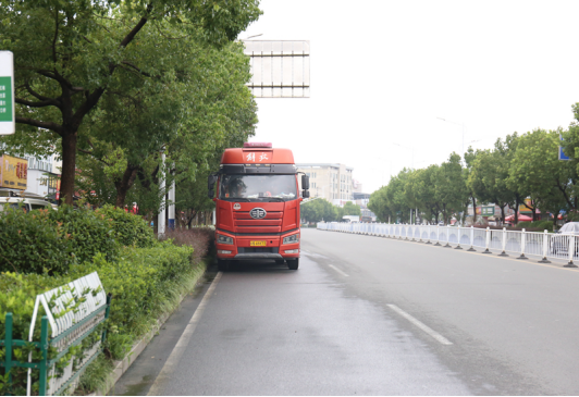 大货车甚至停在了路面上，安全隐患严重问题整改前.png