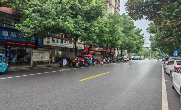 广厦路的商户将非机动车停在机动车停车位上问题整改前.png