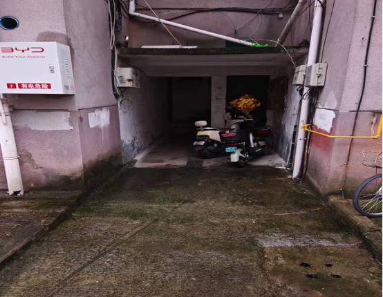 牡丹园楼栋公共通道被占用，阻塞逃生通道，存在消防等安全风险问题整改前。.png