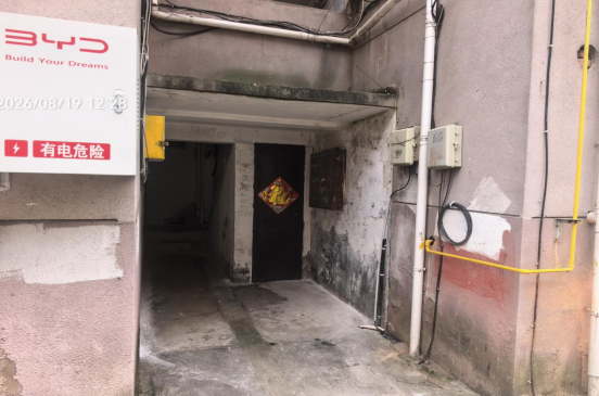 牡丹园楼栋公共通道被占用，阻塞逃生通道，存在消防安全风险问题整改后。.png