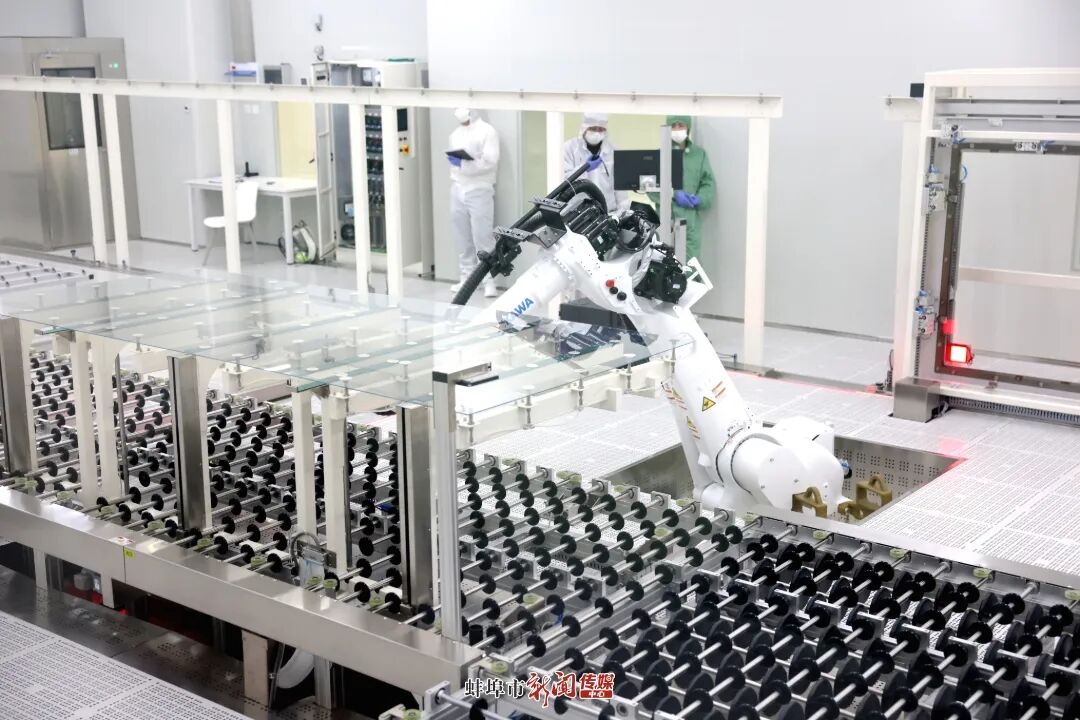 位于龙子湖区高铁工贸园区的安徽景烁智能科技有限公司车间内，年产120万㎡全固态电致变色电子薄膜及镀膜装备制造基地有序运作，该项目系甬蚌合作落地的项目之一。.JPG