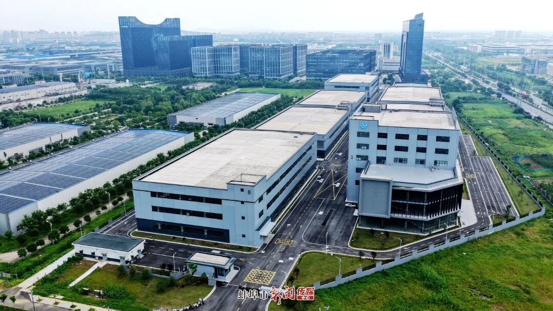 记者使用无人机航拍宁波前湾—蚌埠高新合作产业园.JPG