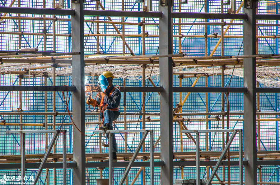 中铁四局建筑公司工人正在焊接幕墙龙骨(张飞 摄)