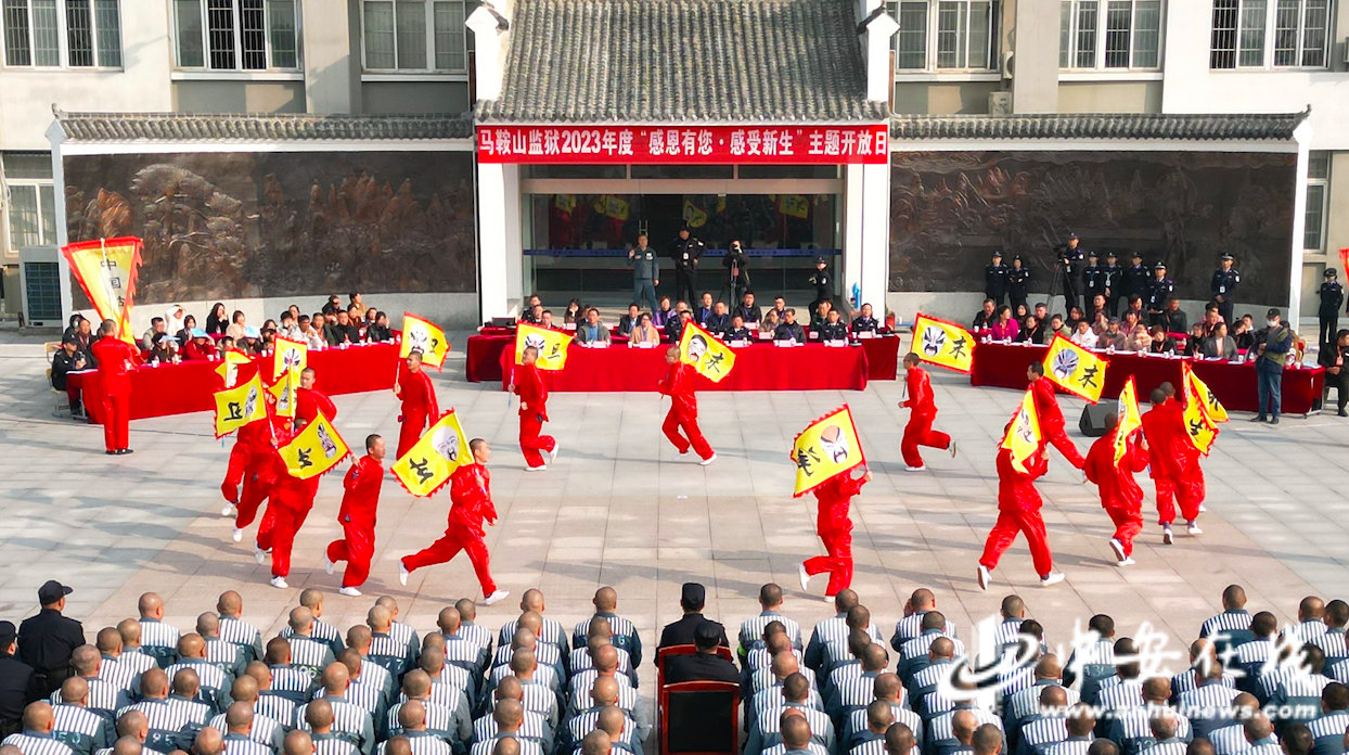 在监狱教学楼前的广场上,罪犯代表接受了民盟马鞍山市委及社会志愿者