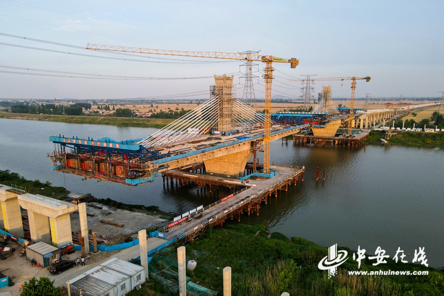 安徽庐江:杭埠河特大桥雄姿初现