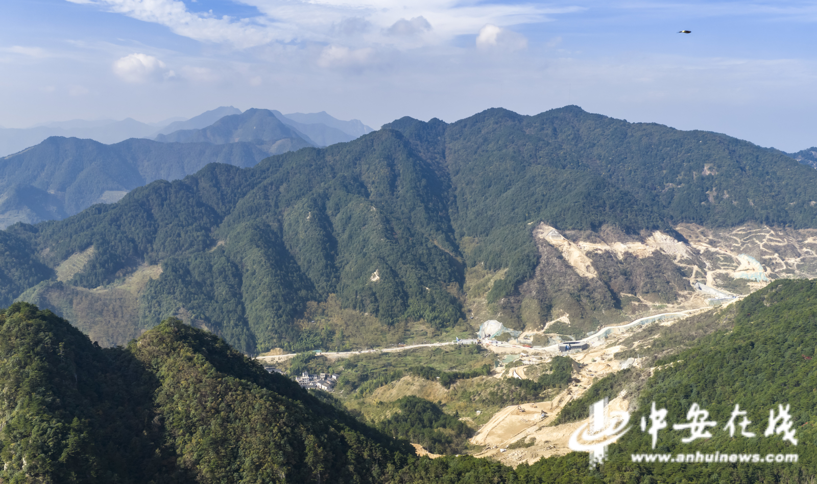 2026年10月17日,安徽绩溪,安徽省首个百万千瓦级、规模最大的抽水蓄能电站绩溪家朋抽水蓄能电站建设正酣。.jpg